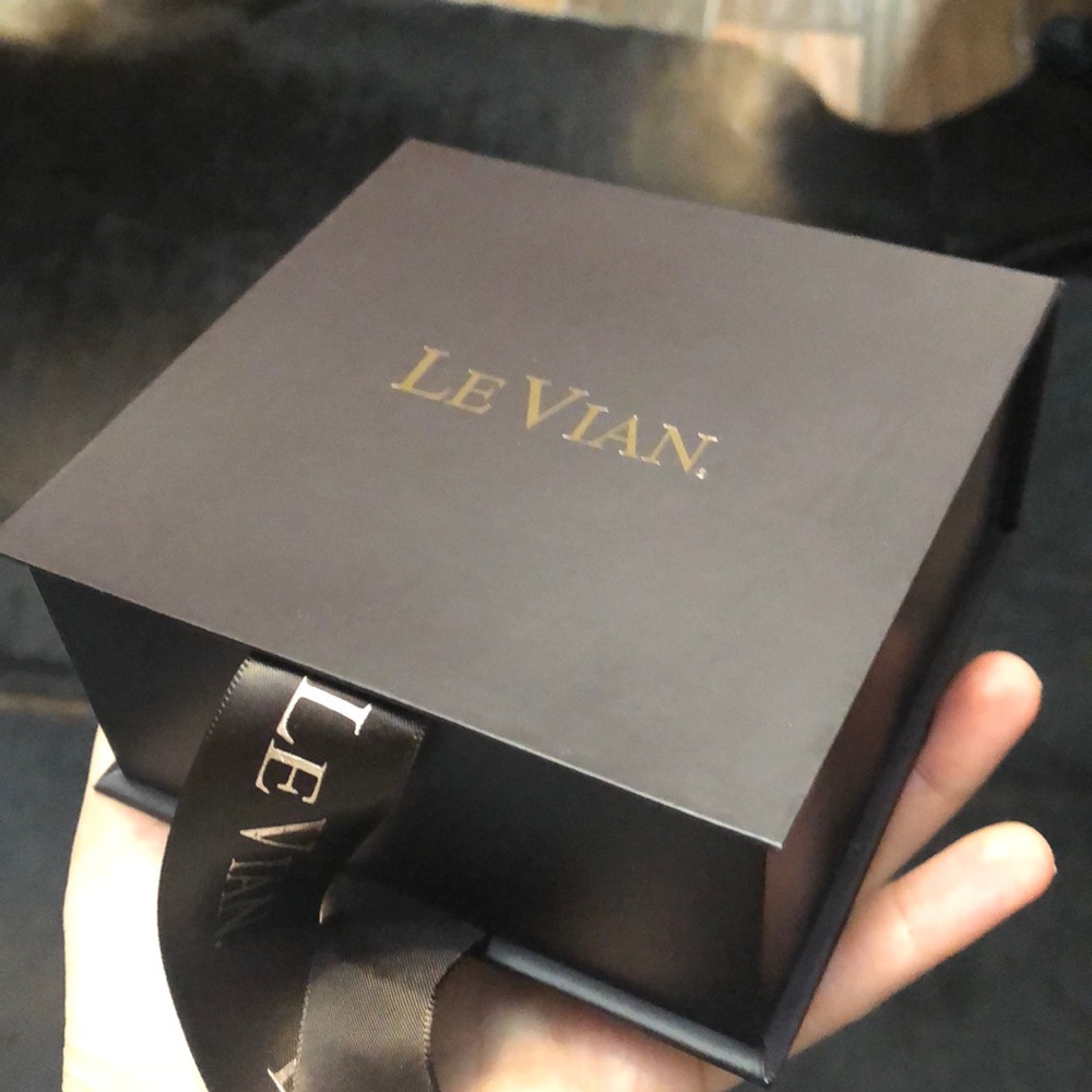 LeVian box